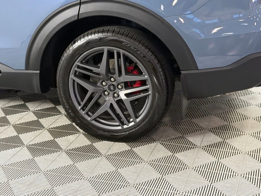 Used 2025 Ford Explorer ST image 11