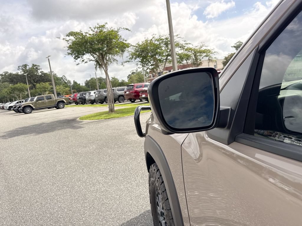Used 2023 Nissan Frontier PRO-4X w/ Pro-4X Premium Package AWD/4WD image 12