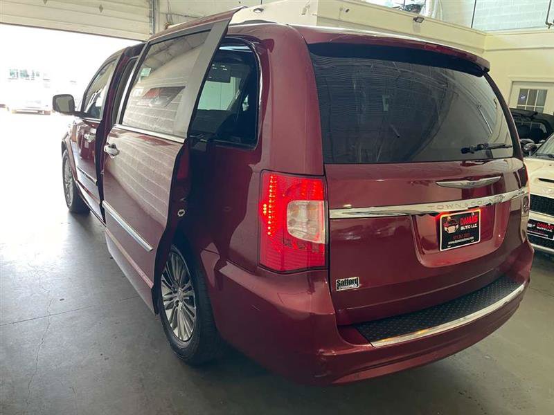 Used 2015 Chrysler Town & Country Touring-L w/ Driver Convenience Group FWD image 14