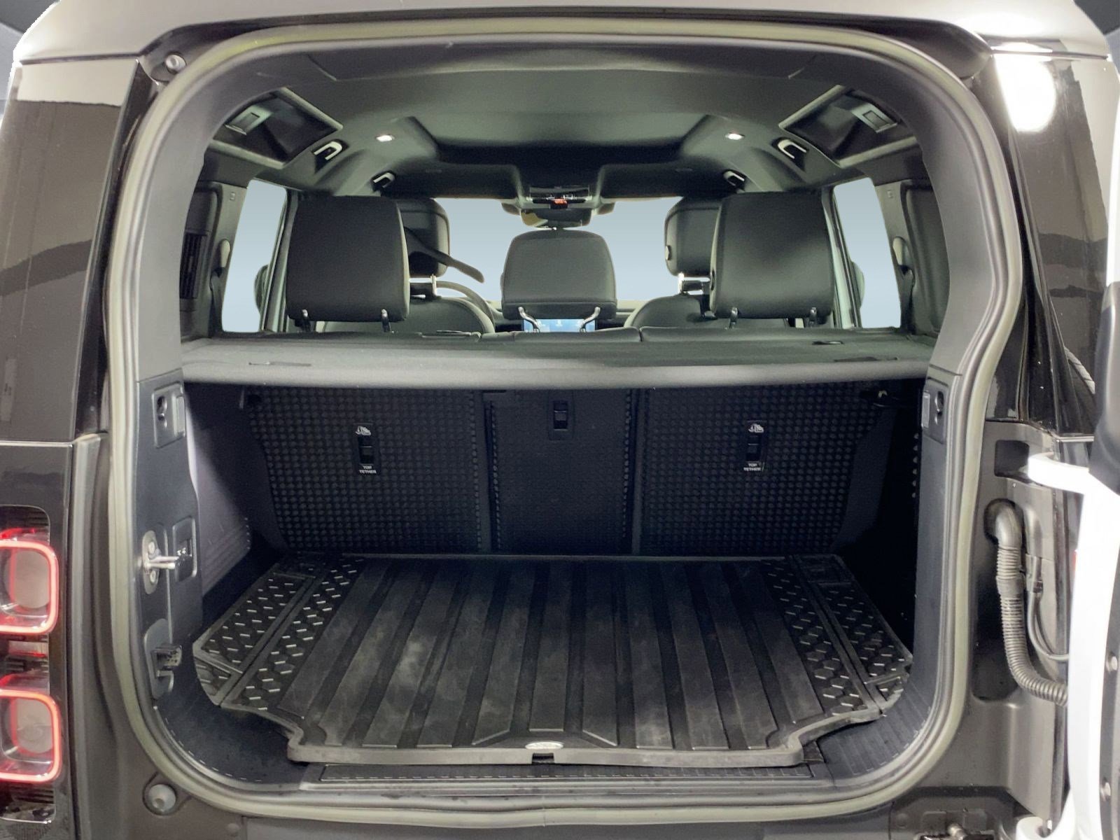 Used 2023 Land Rover Defender 110 V8 image 27