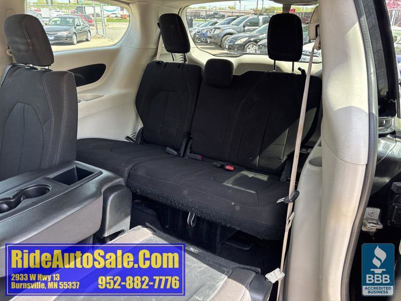 Used 2017 Chrysler Pacifica Touring w/ Tire & Wheel Group FWD image 13
