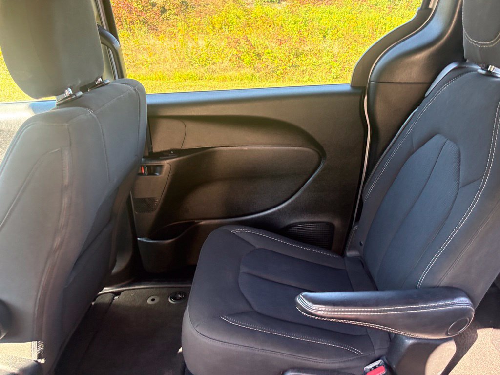 Used 2023 Chrysler Pacifica Touring FWD image 40