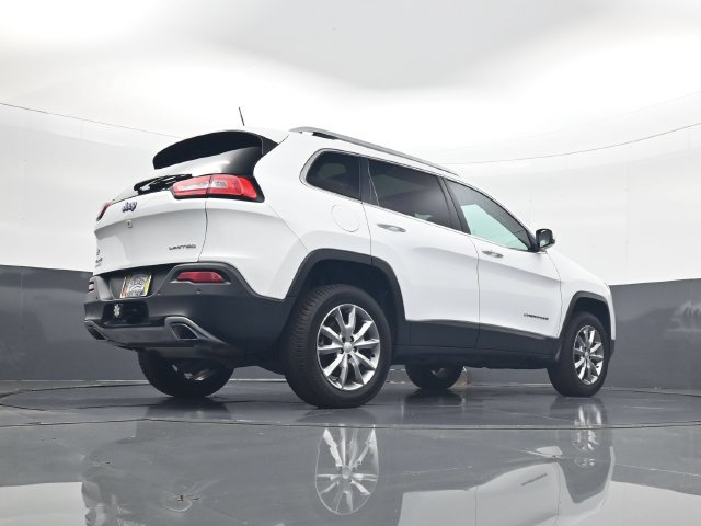 Used 2017 Jeep Cherokee Limited w/ Luxury Group AWD/4WD image 25