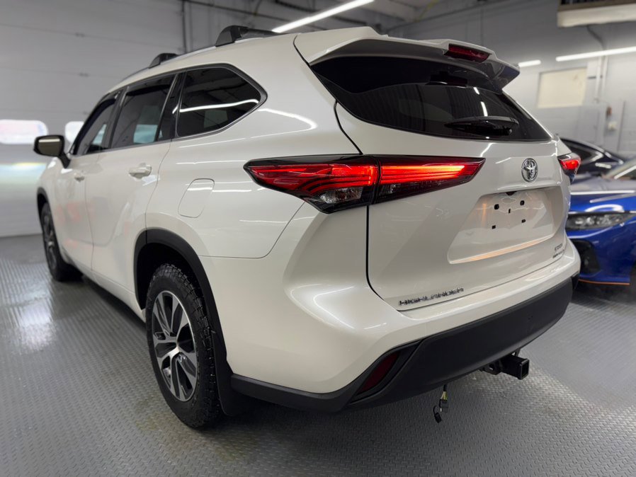 Used 2021 Toyota Highlander XLE AWD/4WD image 10