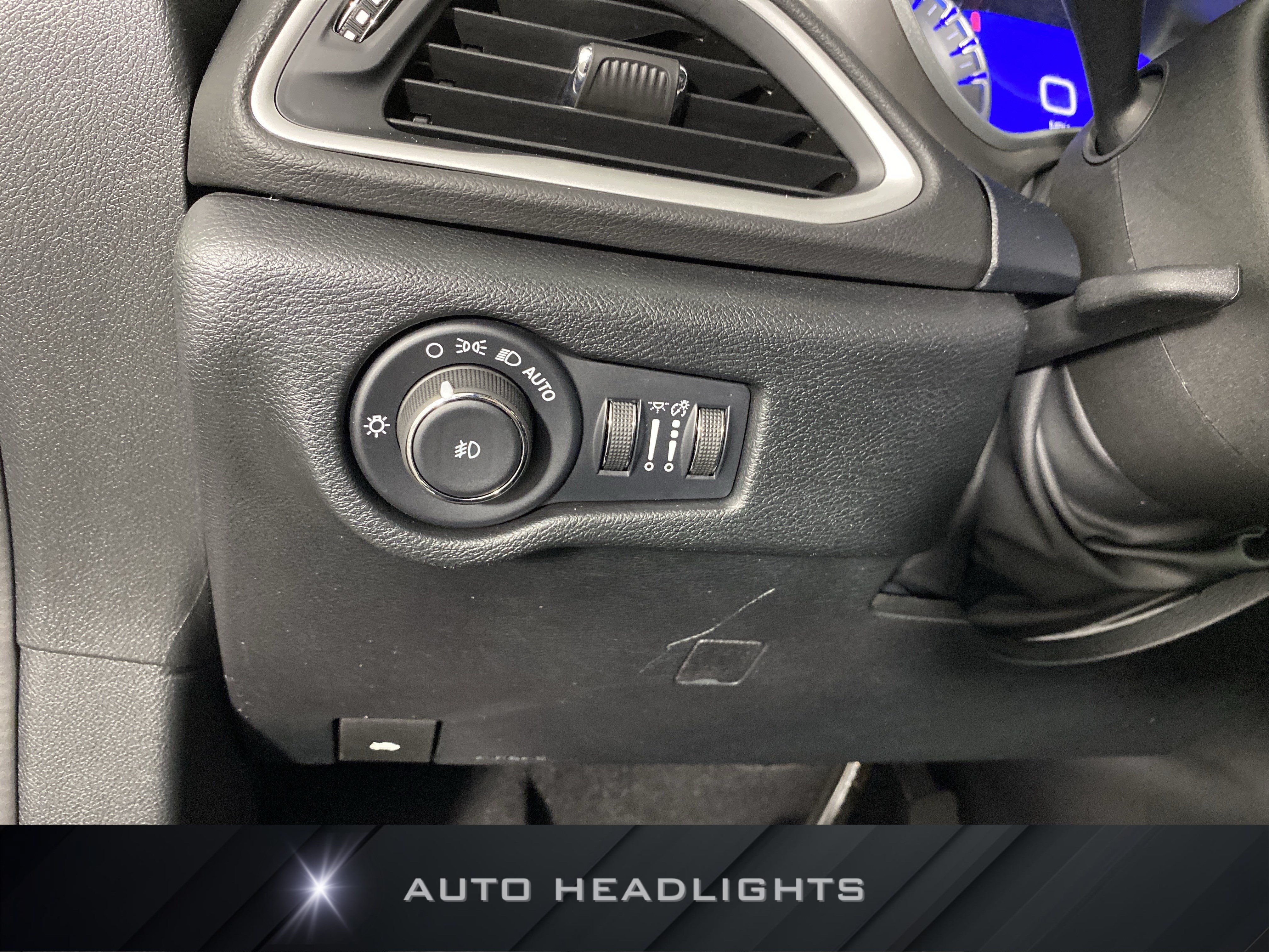 Used 2025 Chrysler Pacifica Select FWD image 24