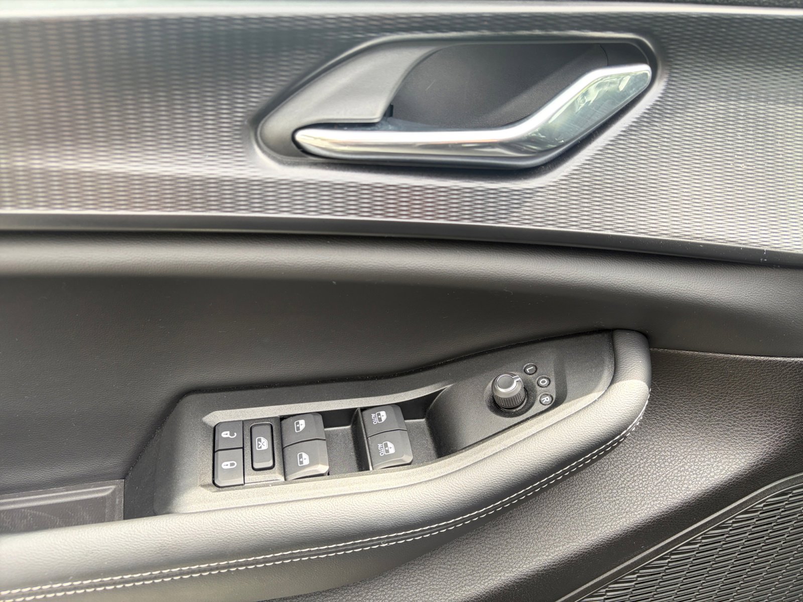 Used 2025 Jeep Grand Cherokee Altitude image 15