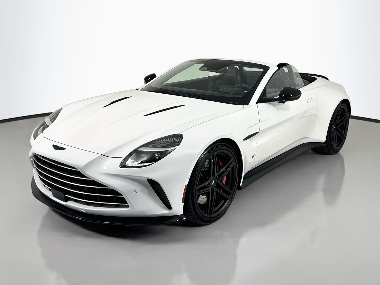 Used 2026 Aston Martin V8 Vantage S RWD image 3