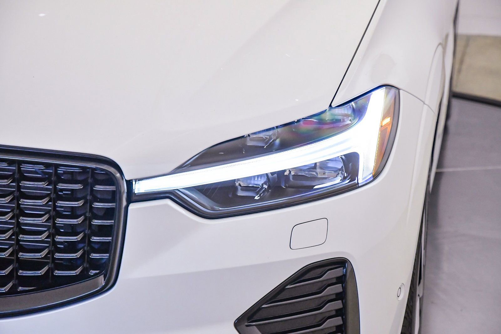 Used 2025 Volvo XC60 T8 Plus w/ Protection Package Premier image 8