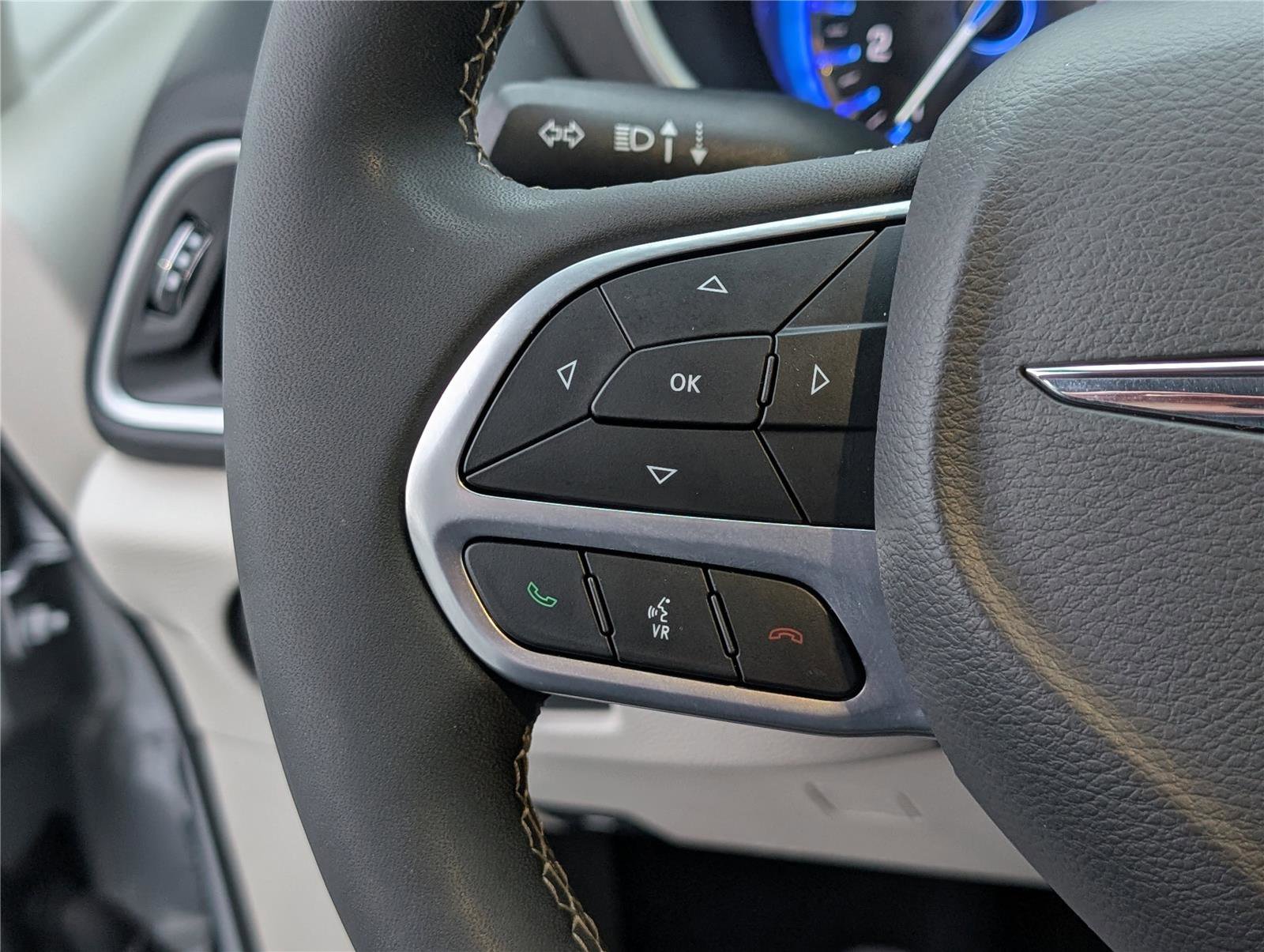 Used 2024 Chrysler Pacifica Touring-L image 21