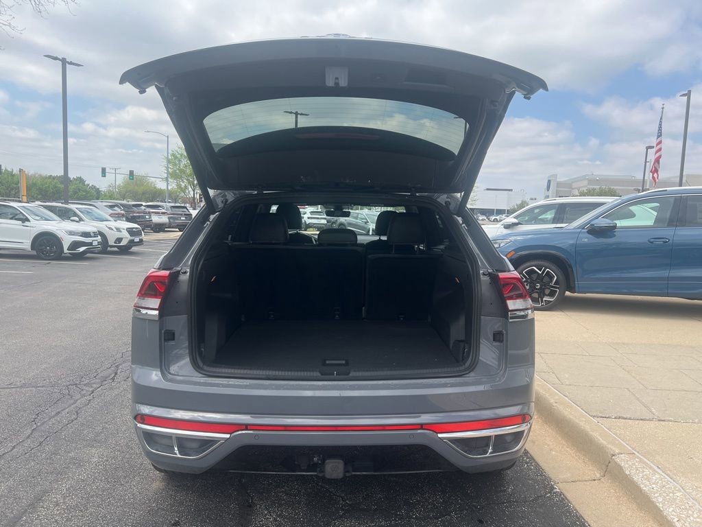 Used 2022 Volkswagen Atlas Cross Sport SEL R-Line AWD/4WD image 19