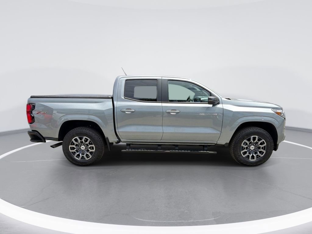 Used 2025 Chevrolet Colorado Z71 w/ Technology Package AWD/4WD image 3