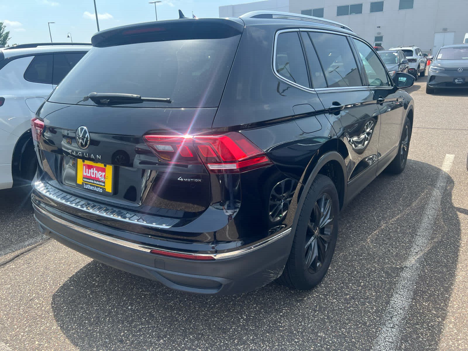 Used 2024 Volkswagen Tiguan SE AWD/4WD image 3