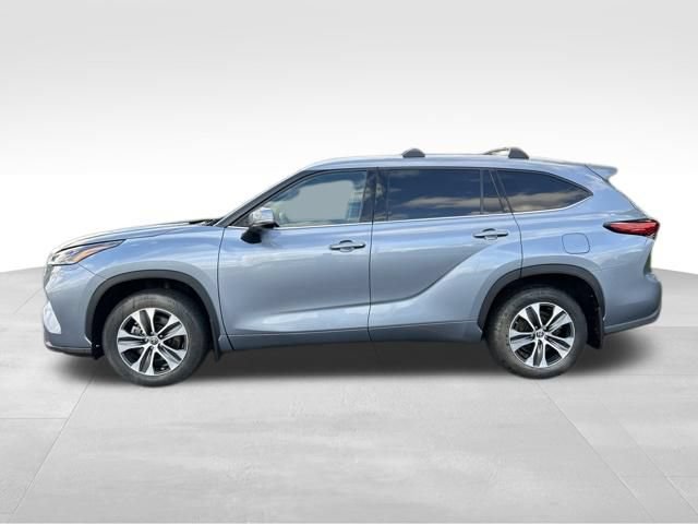 Used 2022 Toyota Highlander XLE AWD/4WD image 2