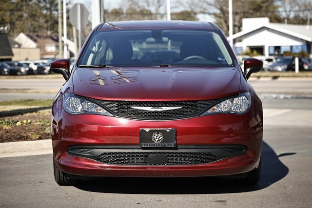 Used 2022 Chrysler Voyager LX image 12