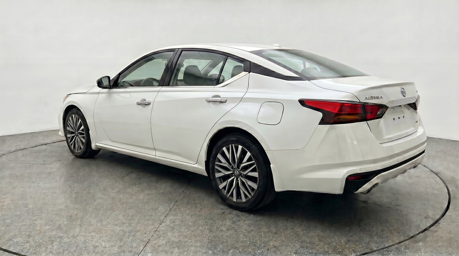Used 2025 Nissan Altima 2.5 SV FWD image 6