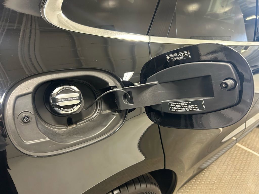 Certified 2023 Porsche Macan Turbo image 33