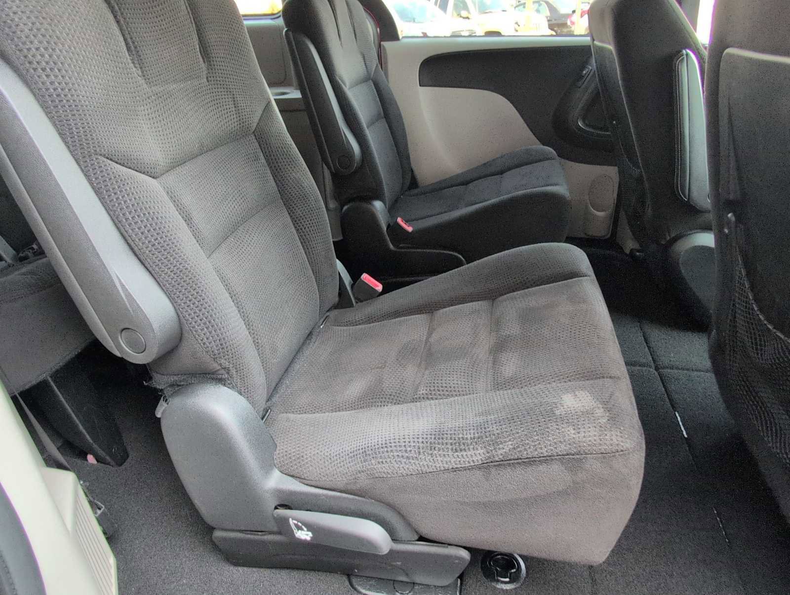 Used 2015 Dodge Grand Caravan SE image 18