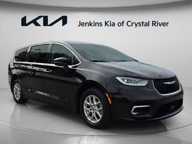 Used 2024 Chrysler Pacifica Touring-L FWD image 1
