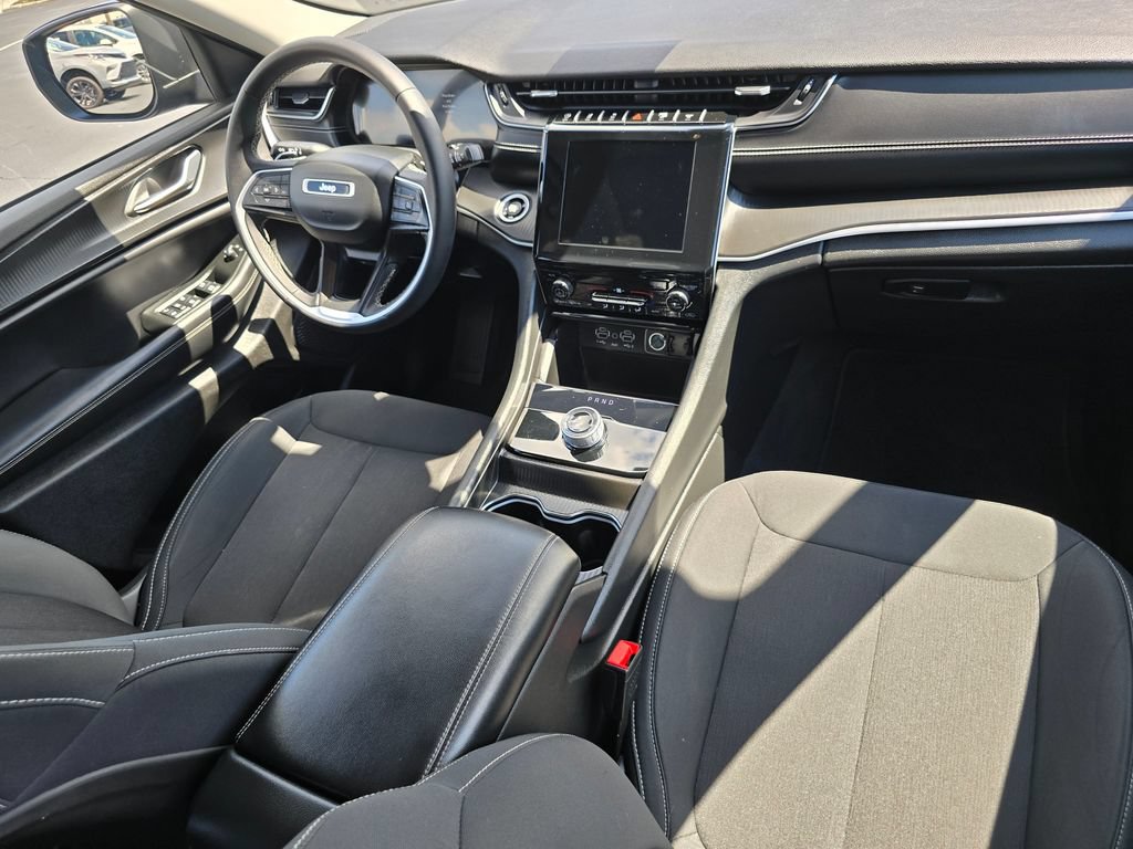Used 2024 Jeep Grand Cherokee Laredo X AWD/4WD image 16