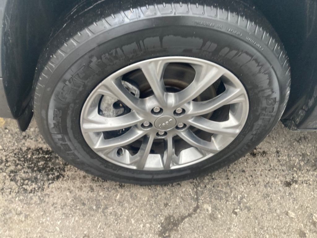 Used 2021 Jeep Cherokee Latitude Lux w/ Comfort/Convenience Group image 31