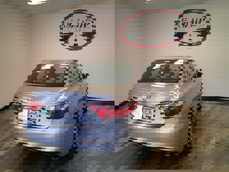 Used 2017 Toyota Camry LE image 9