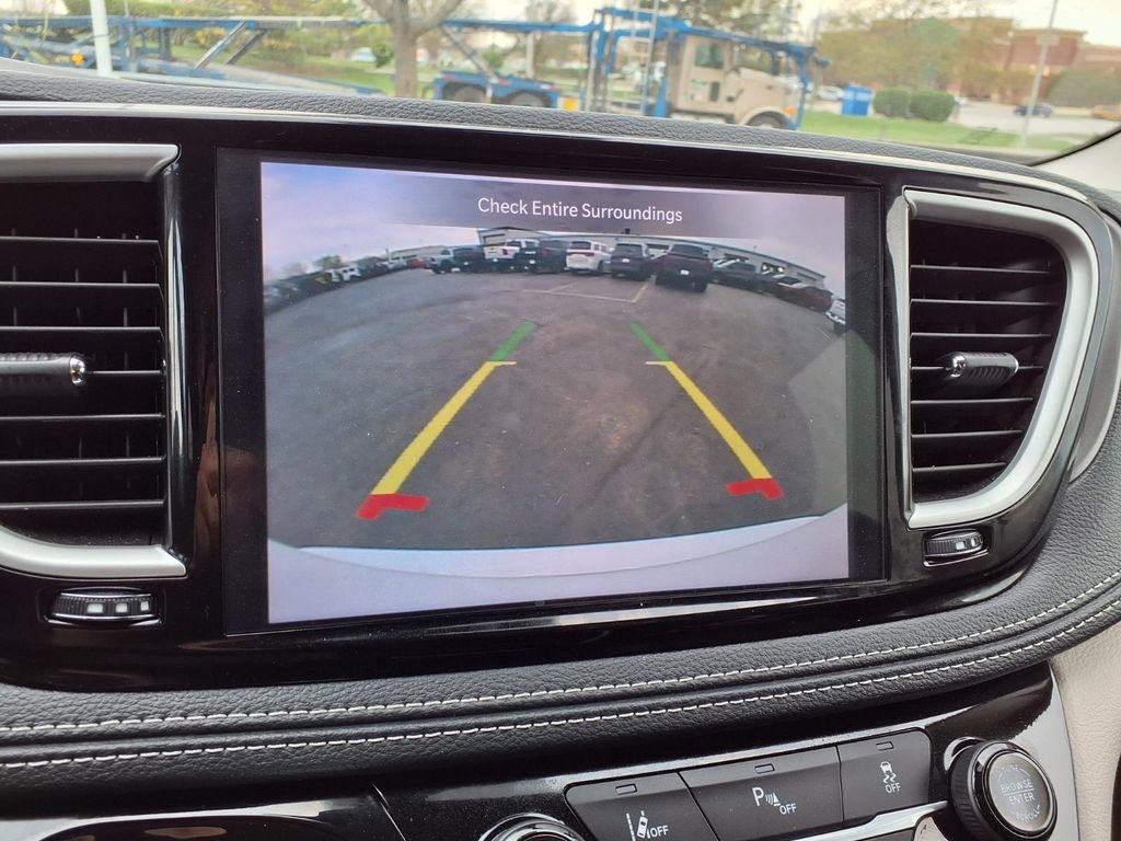 Used 2024 Chrysler Pacifica Select image 6
