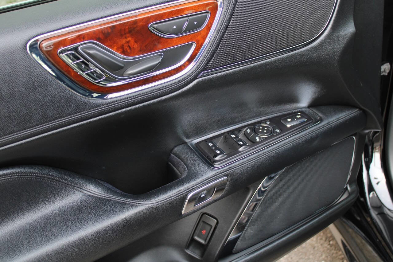 Used 2017 Lincoln Continental Select image 27