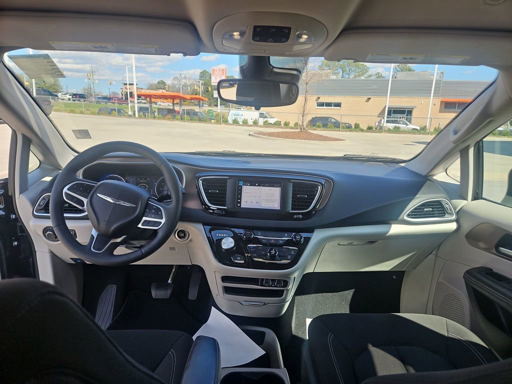 Used 2024 Chrysler Voyager LX image 27