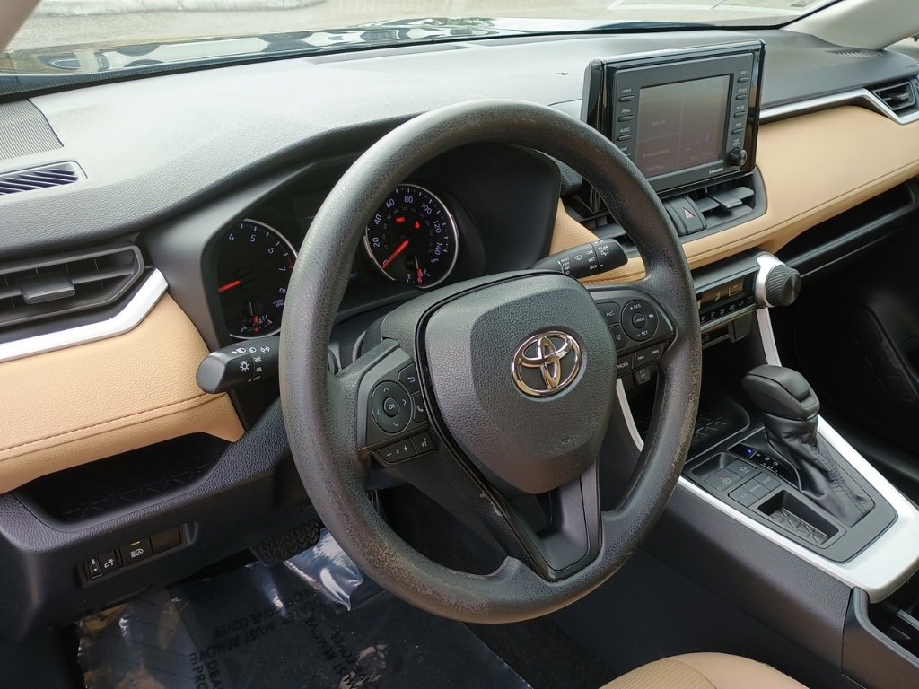 Used 2022 Toyota RAV4 LE image 11