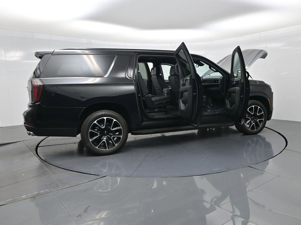 Used 2025 Chevrolet Suburban RST image 3
