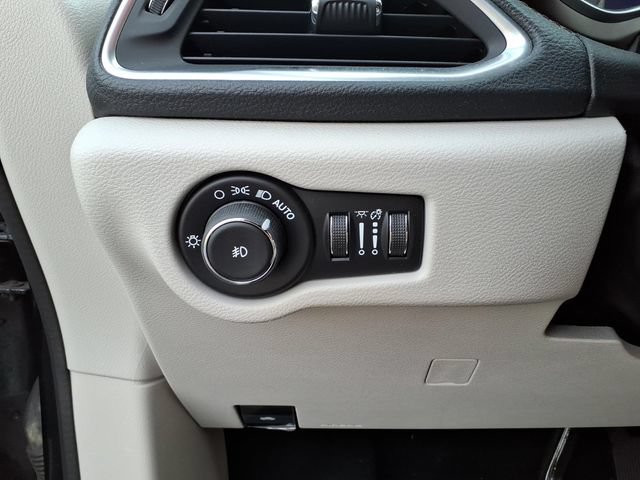 Used 2019 Chrysler Pacifica Limited FWD image 16