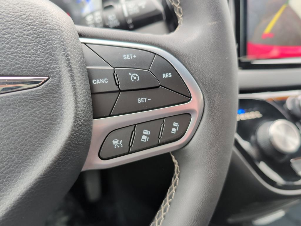 Used 2025 Chrysler Pacifica Select image 23