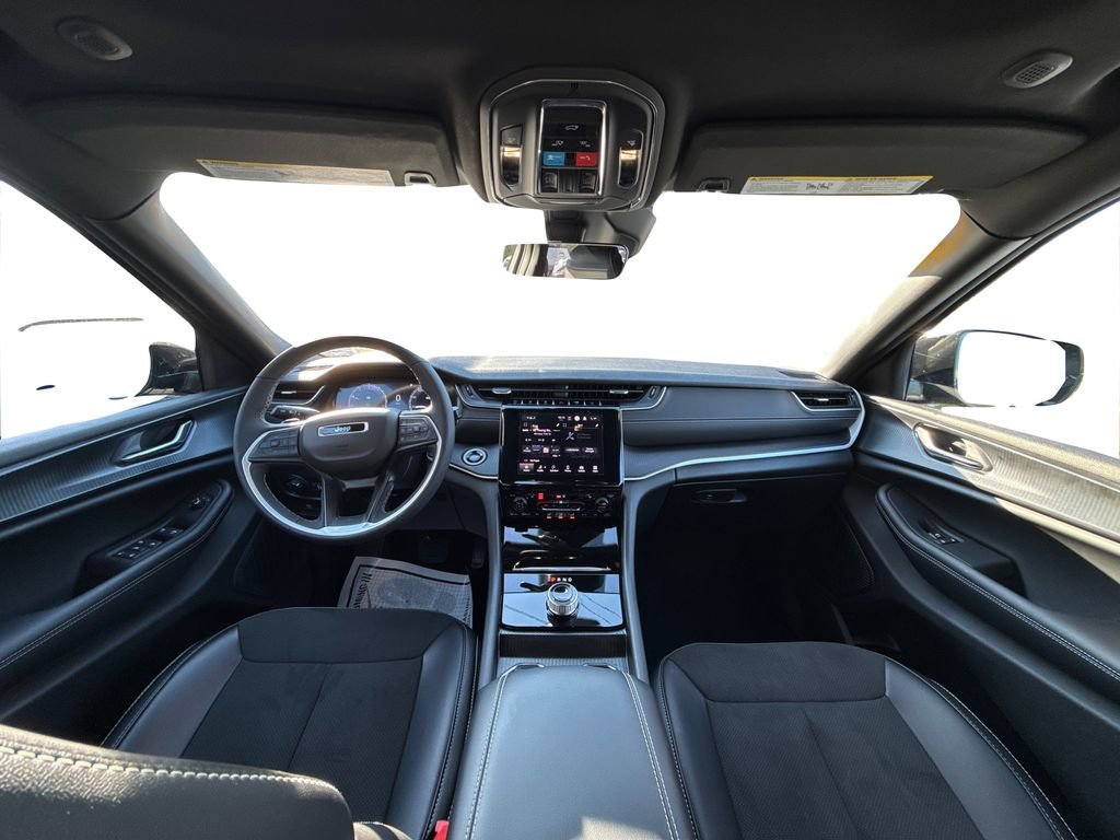 Used 2025 Jeep Grand Cherokee Altitude image 18