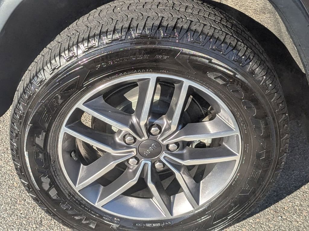 Used 2020 Jeep Grand Cherokee Laredo w/ 18" Wheel & 8.4" Radio Group image 15