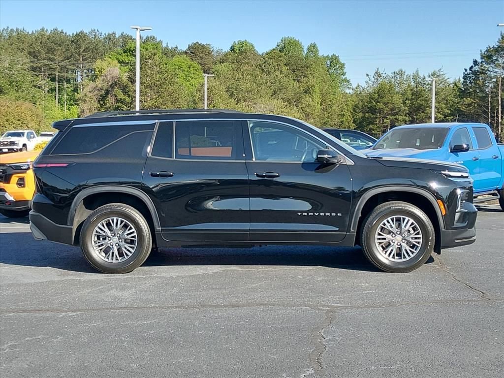 Used 2024 Chevrolet Traverse LT FWD image 2