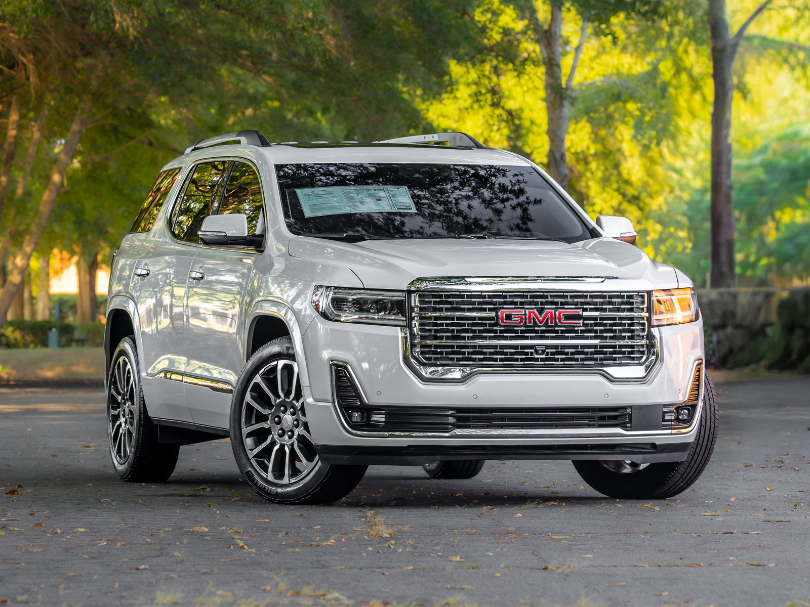 Used 2021 GMC Acadia Denali w/ Denali Technology Package FWD image 1