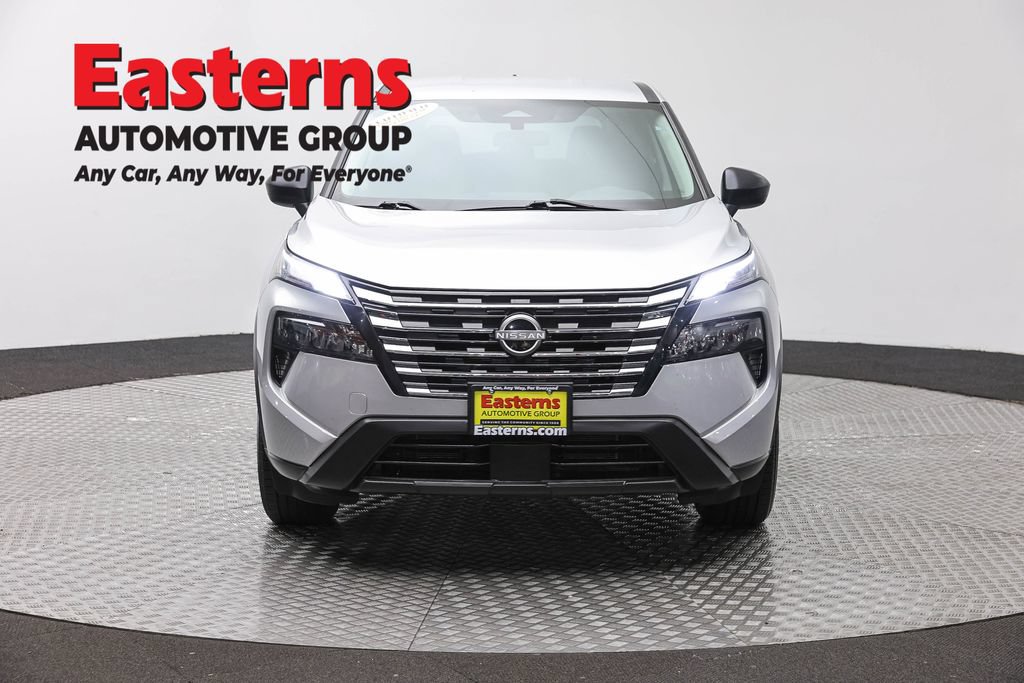 Used 2024 Nissan Rogue S AWD/4WD image 2