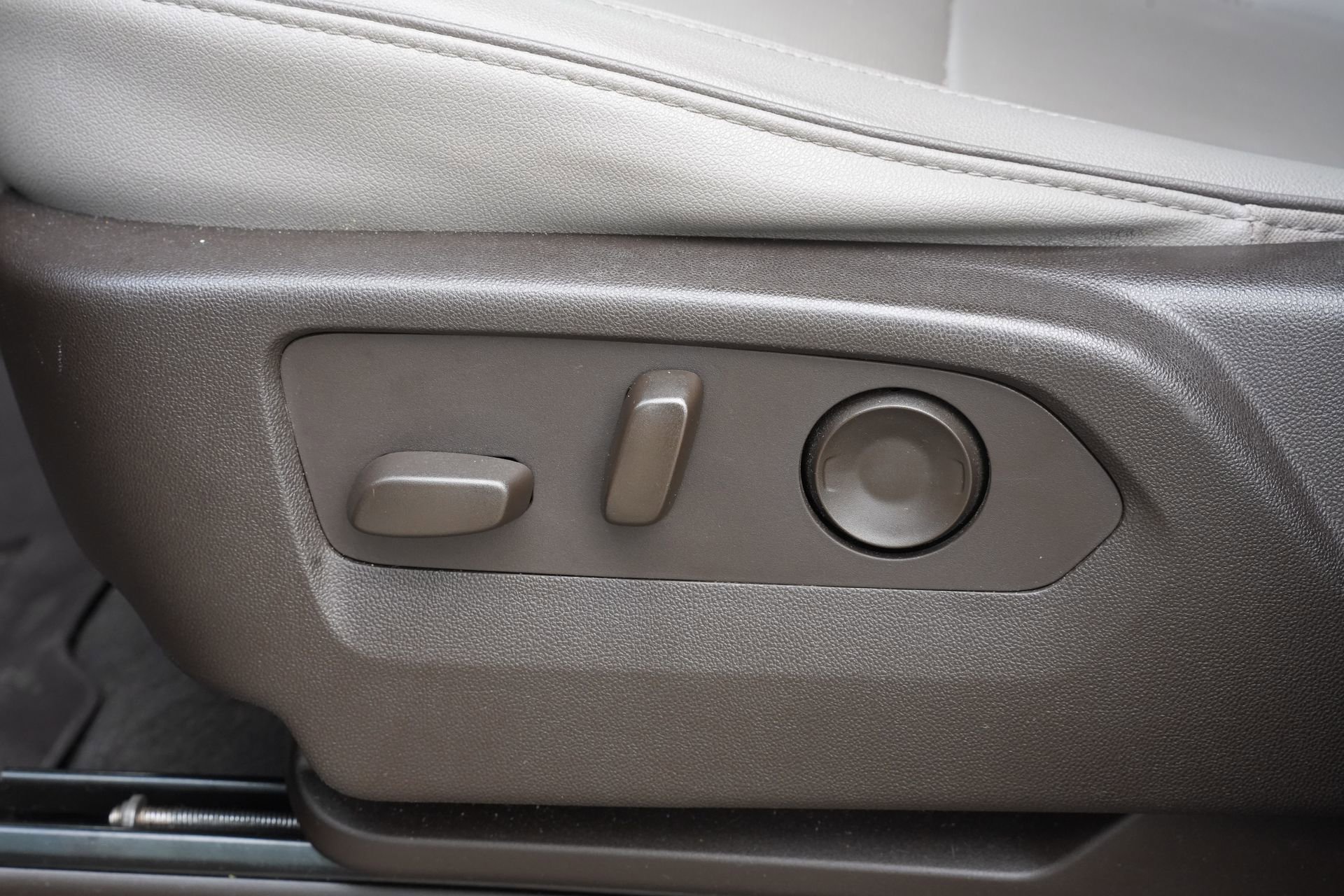 Used 2023 GMC Yukon SLT image 16