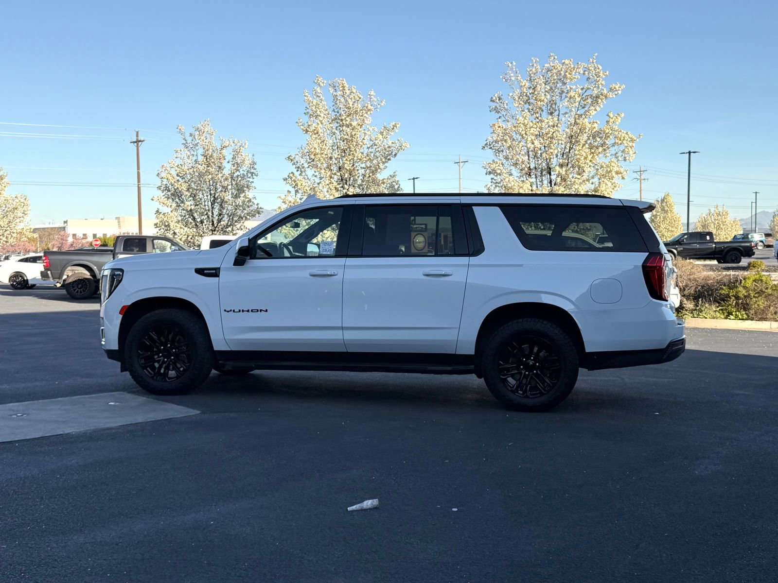 Used 2023 GMC Yukon XL SLE AWD/4WD image 9