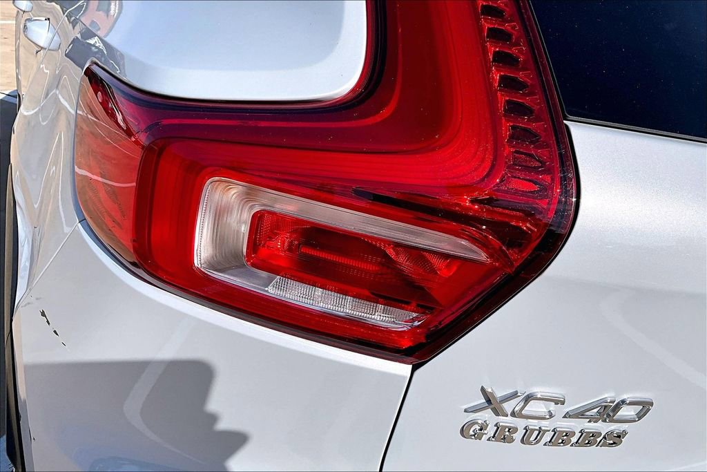 Used 2021 Volvo XC40 T5 Momentum w/ Premium Package image 36