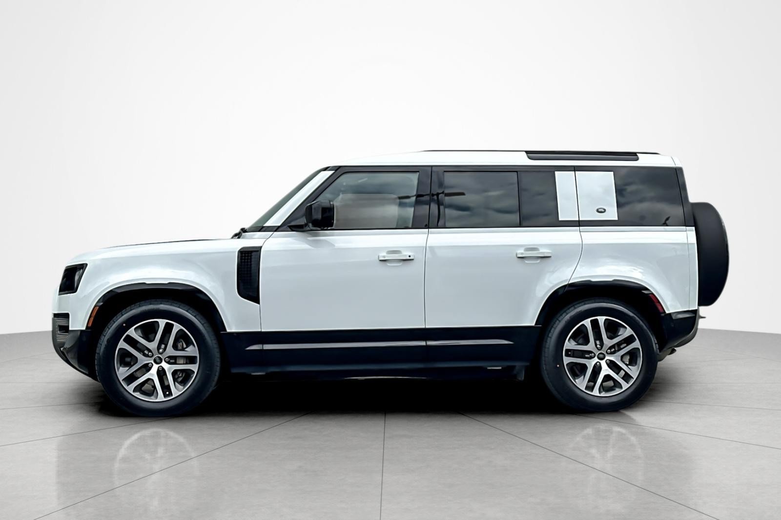 Used 2024 Land Rover Defender 110 X-Dynamic SE AWD/4WD image 2