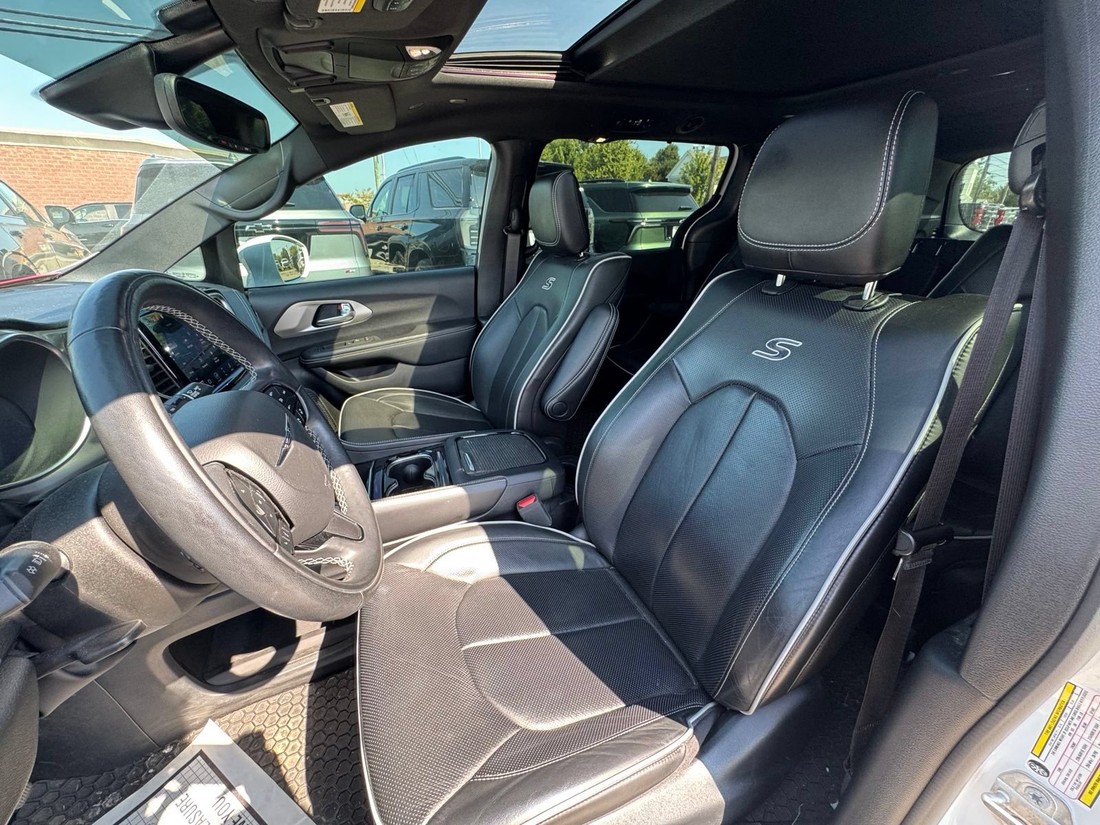 Used 2022 Chrysler Pacifica Limited w/ Uconnect Theater Family Group FWD image 15