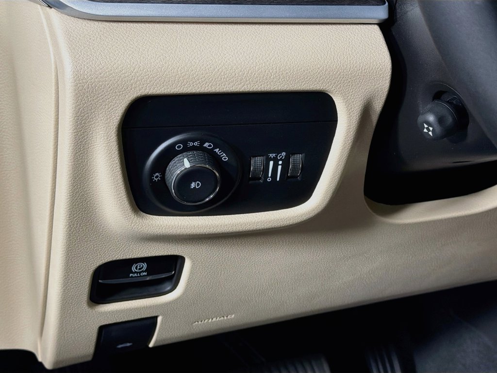 Used 2025 Jeep Grand Cherokee L Limited w/ Luxury Tech Group II AWD/4WD image 10