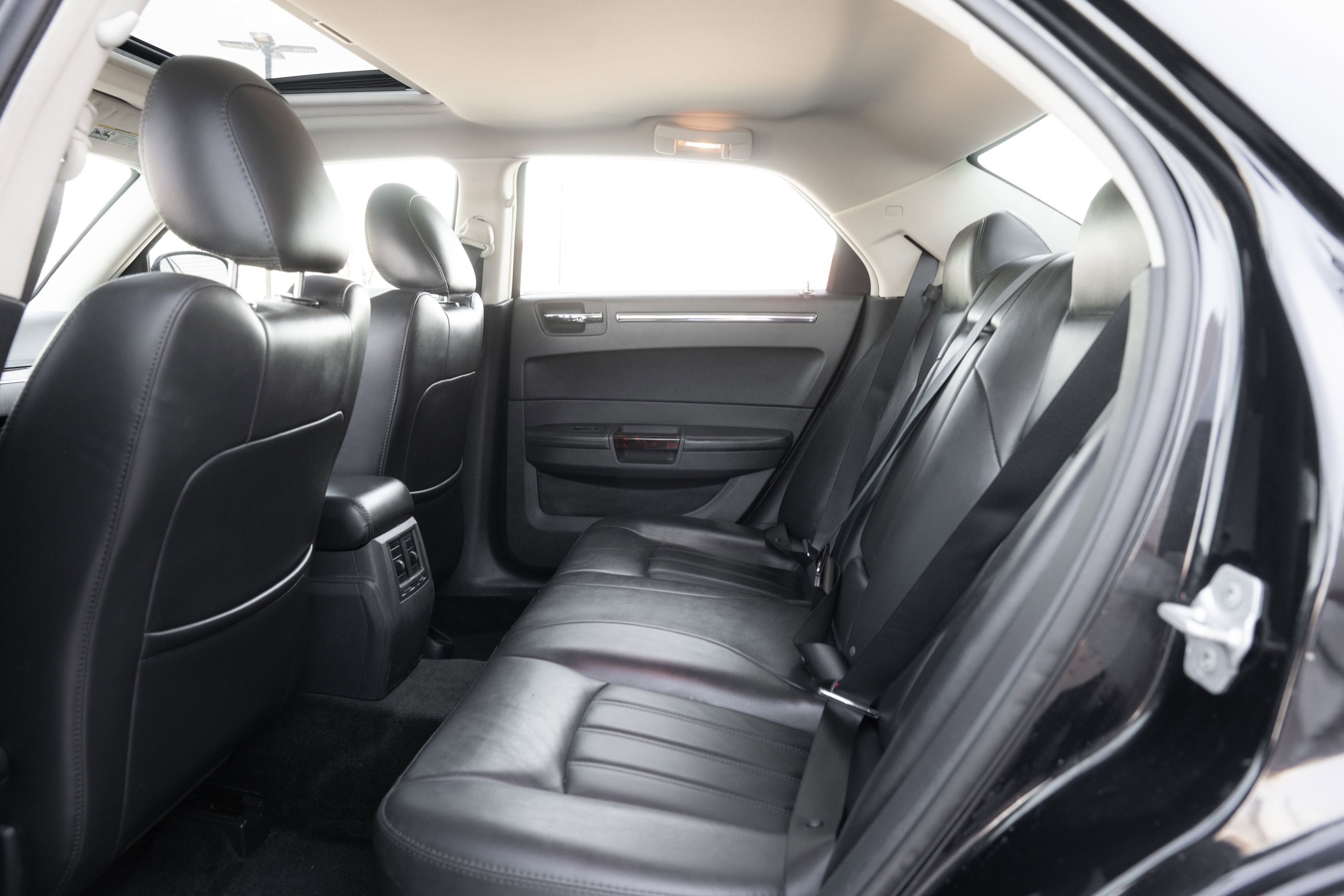 Used 2010 Chrysler 300 C image 21