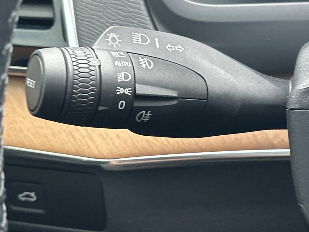 Used 2025 Volvo XC90 B6 Plus w/ Protection Package Premier image 34