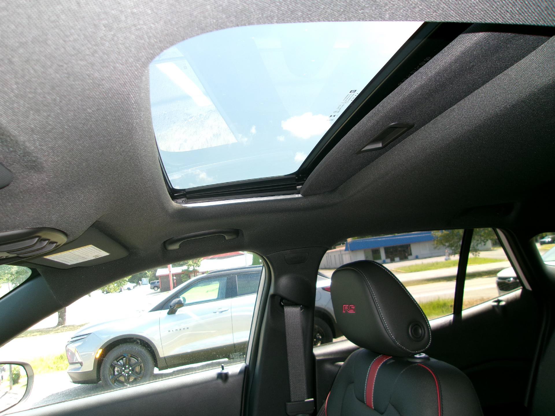 New 2026 Chevrolet Trax RS w/ Sunroof Package FWD image 17