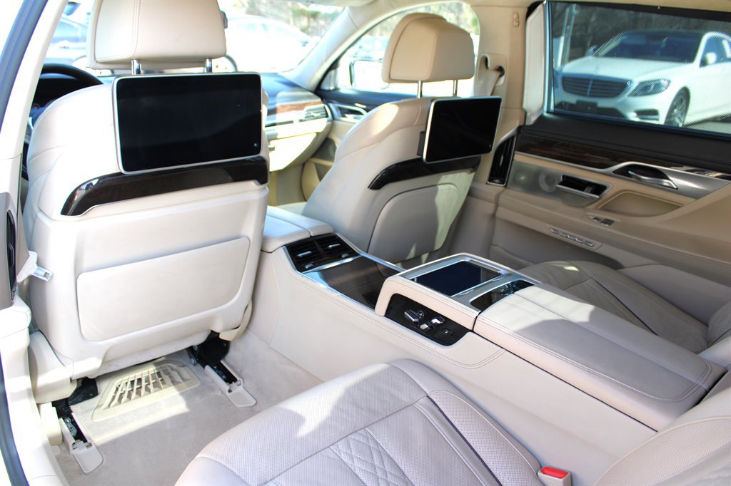 Used 2017 BMW 750i RWD image 19