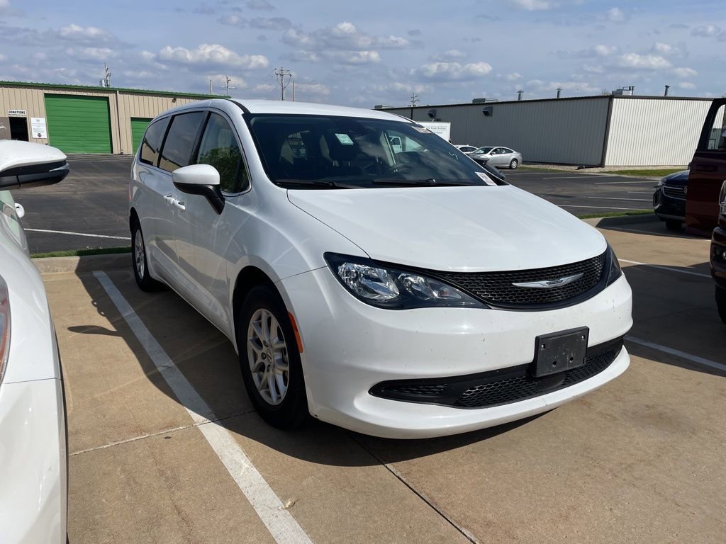 Used 2023 Chrysler Voyager LX FWD image 1