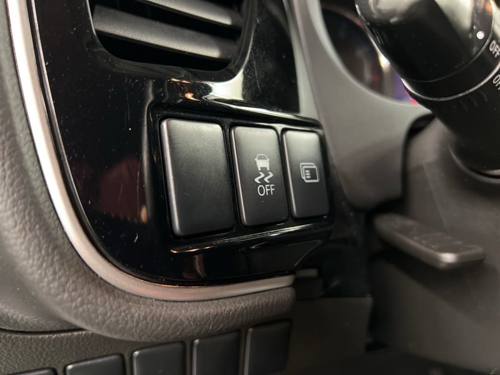 Used 2015 Mitsubishi Outlander SE image 24