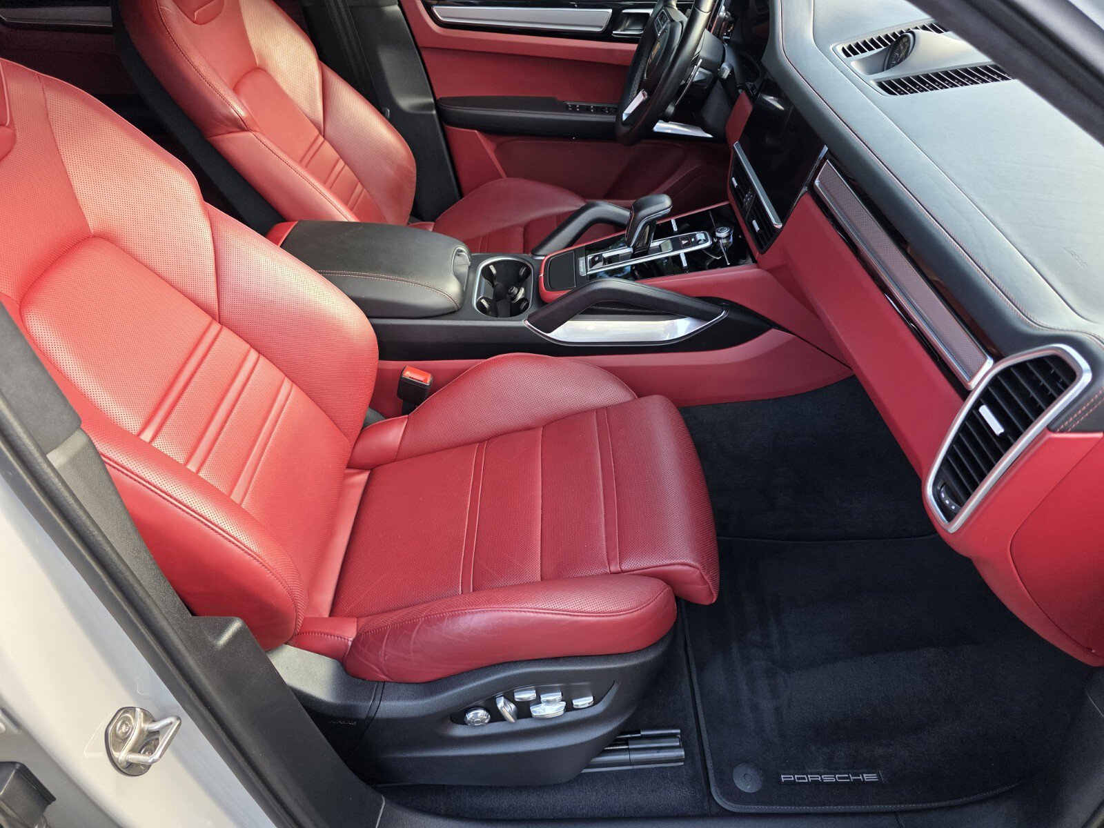 Used 2021 Porsche Cayenne Turbo S AWD/4WD image 3